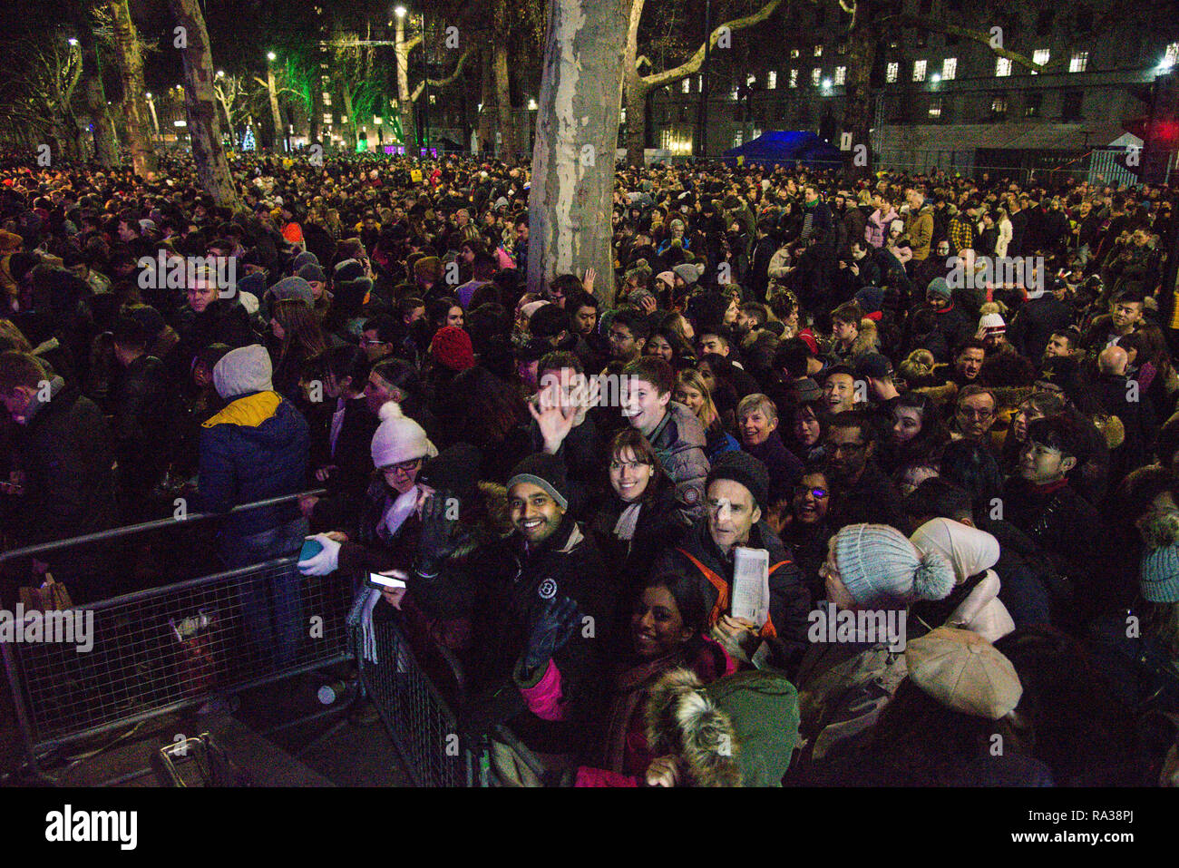 Londres, Royaume-Uni. 1er janvier 2019. Les foules se rassemblent sur Victoria embarquement. Londres a accueilli en 2019 avec un feu d'artifice à partir de la Coca Cola London Eye. Credit : claire doherty/Alamy Live News Banque D'Images