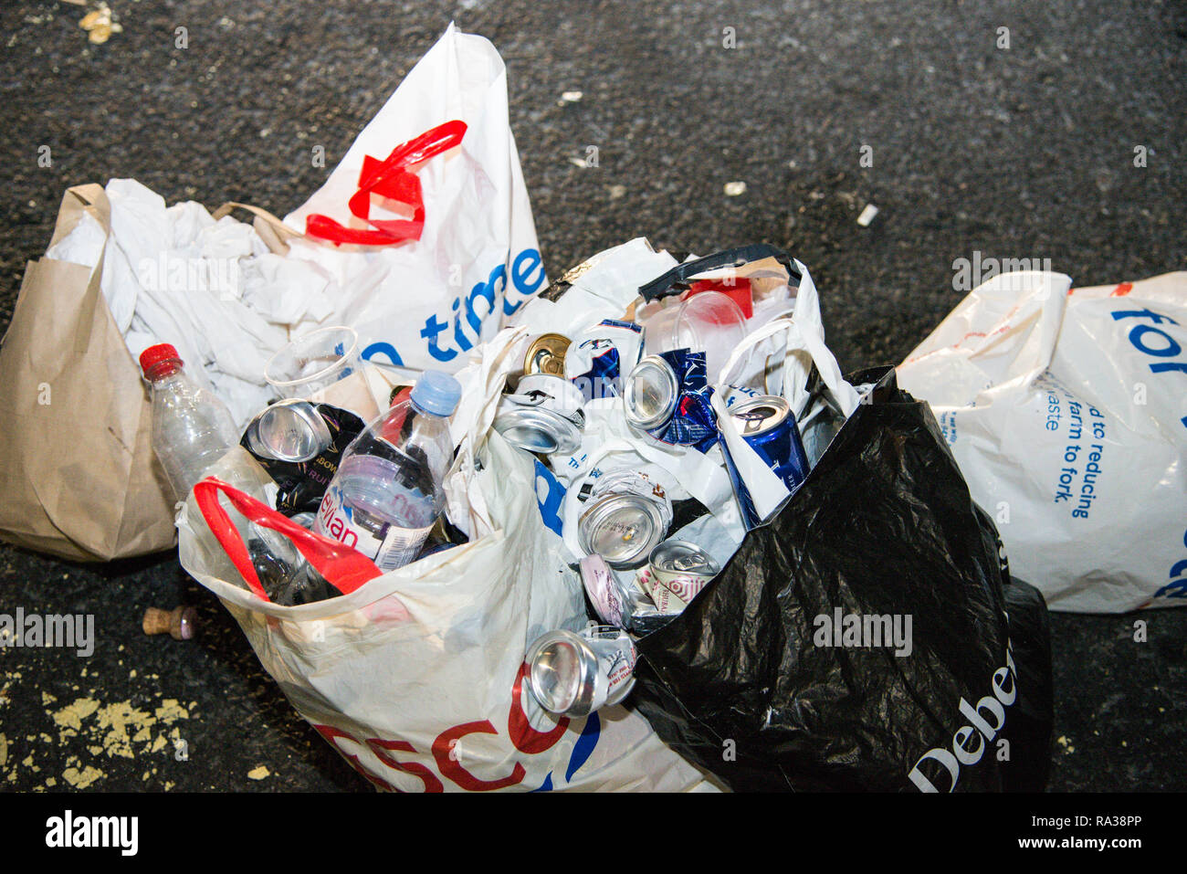 Londres, Royaume-Uni. 1er janvier 2019. Canettes de boissons vides et d'ordures sur Victoria Embankment après Londres a accueilli en 2019 avec un feu d'artifice à partir de la Coca Cola London Eye. Credit : claire doherty/Alamy Live News Banque D'Images