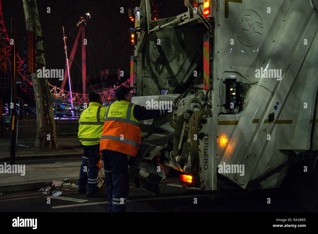 Londres, Royaume-Uni. 1er janvier 2019. Cleaners balaie les ordures sur l'Embarquement de Victoria. 100 000 londoniens s'est félicité en 2019 avec un feu d'artifice à partir de la Coca Cola London Eye. Credit : claire doherty/Alamy Live News Banque D'Images