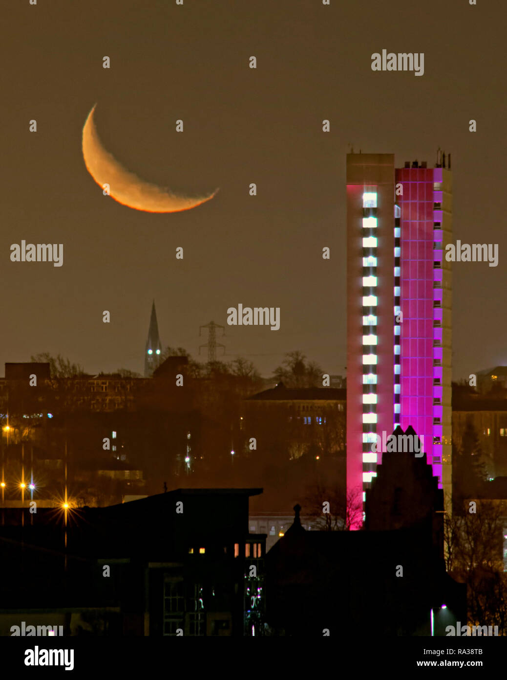 Glasgow, Écosse, Royaume-Uni, 1er janvier, 2019. Météo France : une nouvelle année légère vu la base de la prochaine bête de l'est comme un ciel clair a vu le croissant de lune visible au-dessus de l'extrémité ouest de la ville et le plus haut bâtiment de l'Écosse, Cour Anniesland tour qui est lui-même allumé pour la valeur esthétique. Gerard crédit Ferry/Alamy Live News Banque D'Images