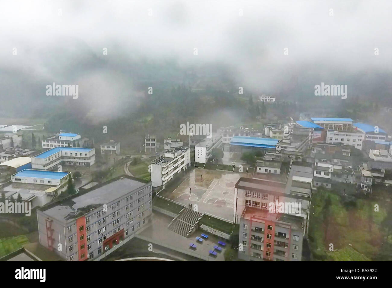 (190101) -- JULIAN, JAN. 1, 2019 (Xinhua) -- Photo prise le 8 décembre 2018 présente le point de vue d'Ariel des bâtiments dans Haoba central school et son voisin dans les communautés de la ville de Yibin Junlian County dans le sud-ouest de la province chinoise du Sichuan. Situé dans le sud-ouest des montagnes de Wumeng vaste la province chinoise du Sichuan, Haoba central school est une école de neuf ans fournissant l'enseignement primaire et secondaire l'éducation, tout comme les autres écoles dans cette zone montagneuse. Cependant, une équipe de basket-ball créée par les étudiantes a fait l'école assez célèbre dans son canton, même dans des villes voisines. L'équipe a été Banque D'Images