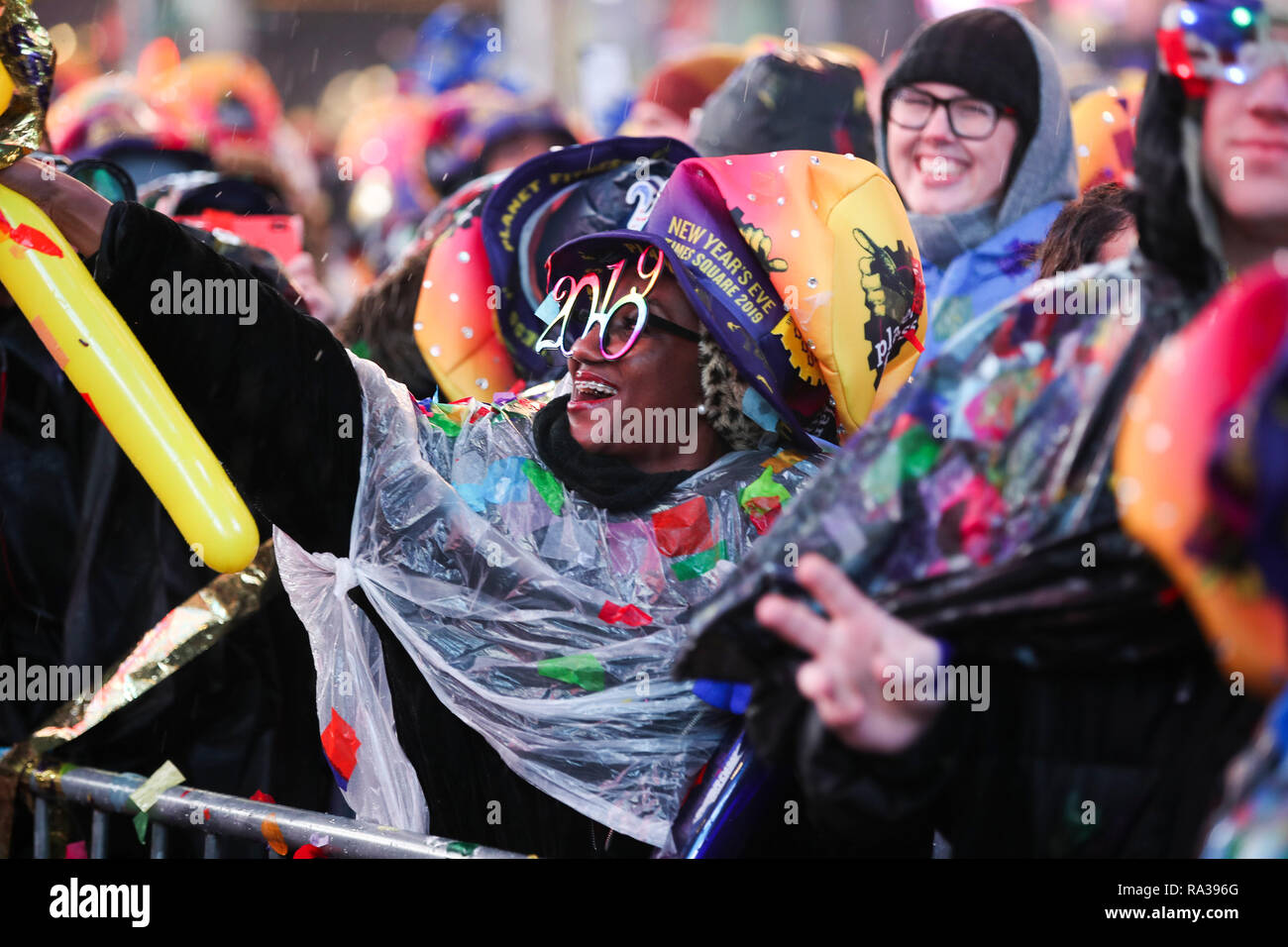 New York, USA. 1er janvier 2019. En tant que l'on acclame la nouvelle année arrive à l'assemblée annuelle de célébration du Nouvel An à Times Square à New York, États-Unis, 1 janvier 2019. Credit : Wang Ying/Xinhua/Alamy Live News Banque D'Images