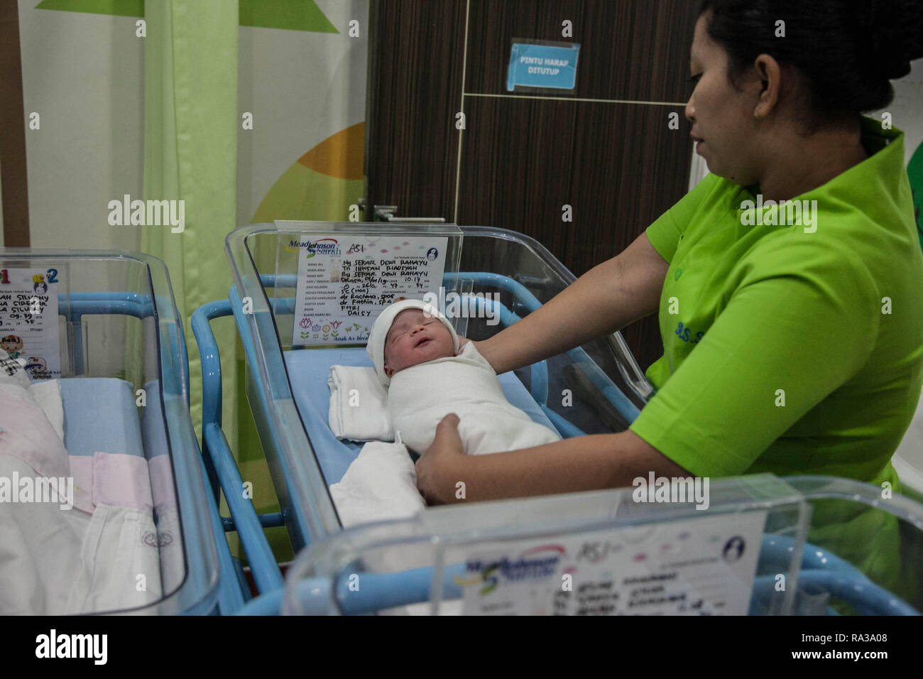 Medan Nord De Sumatra En Indonesie 1er Janvier 19 Une Infirmiere Est Titulaire D Un Bebe Ne Au Debut De La Nouvelle Annee De 19 A Un Hopital A Sarah Medan Sumatra Du