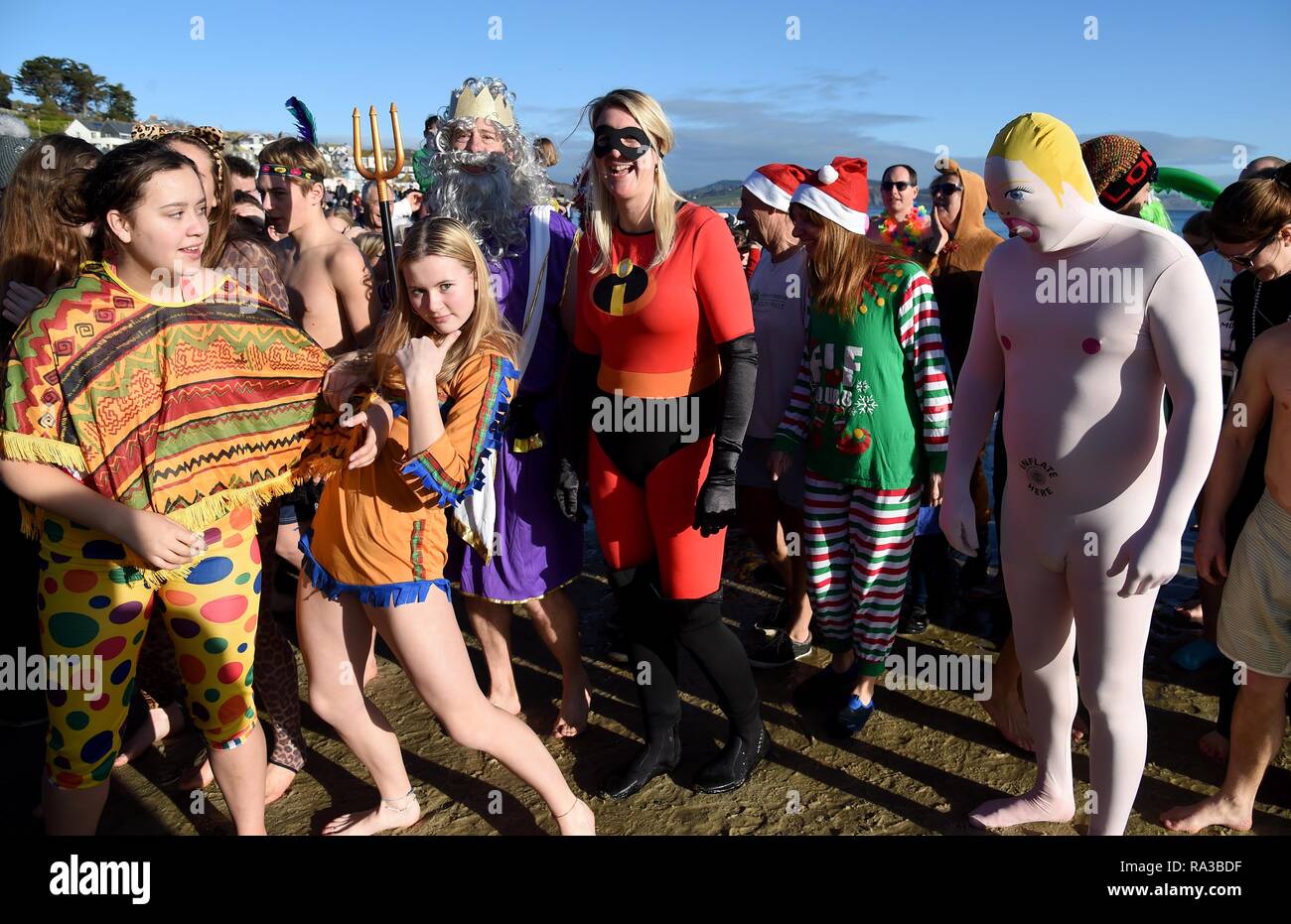Lyme Regis, dans le Dorset. 1er janvier 2019. Fente de Lyme, New Years nager, Lyme Regis, dans le Dorset Crédit : Finnbarr Webster/Alamy Live News Banque D'Images