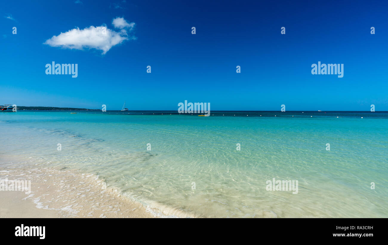 Le calme de l'eau tropicale lisse en Jamaïque Banque D'Images