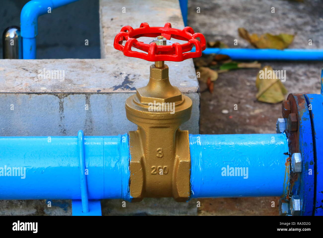 Distributeur de l'eau du robinet en acier mixte plomberie tuyau avec bouton  rouge Close up Photo Stock - Alamy