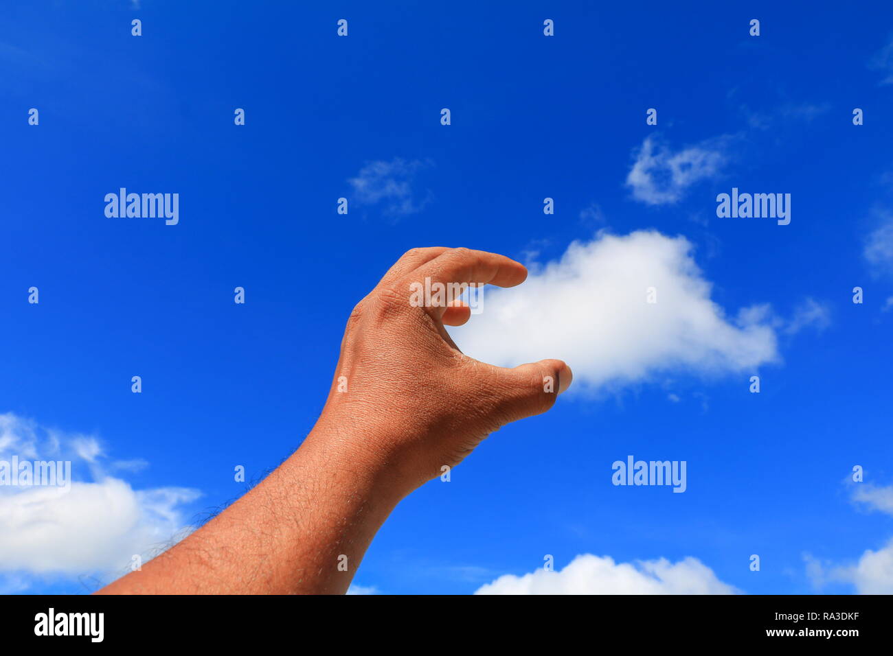 Tendre La Main A La Main De Sorte Qu Il La Sur Fond De Ciel Bleu Photo Stock Alamy