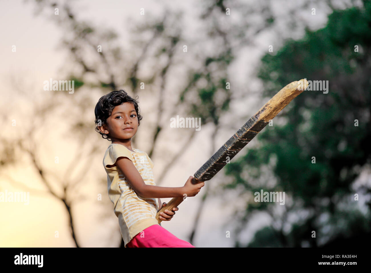 Indian girl child playing cricket Banque D'Images