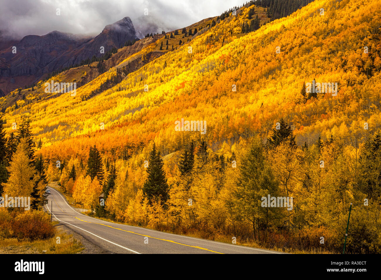 Route à travers les montagnes du Colorado à l'automne Banque D'Images