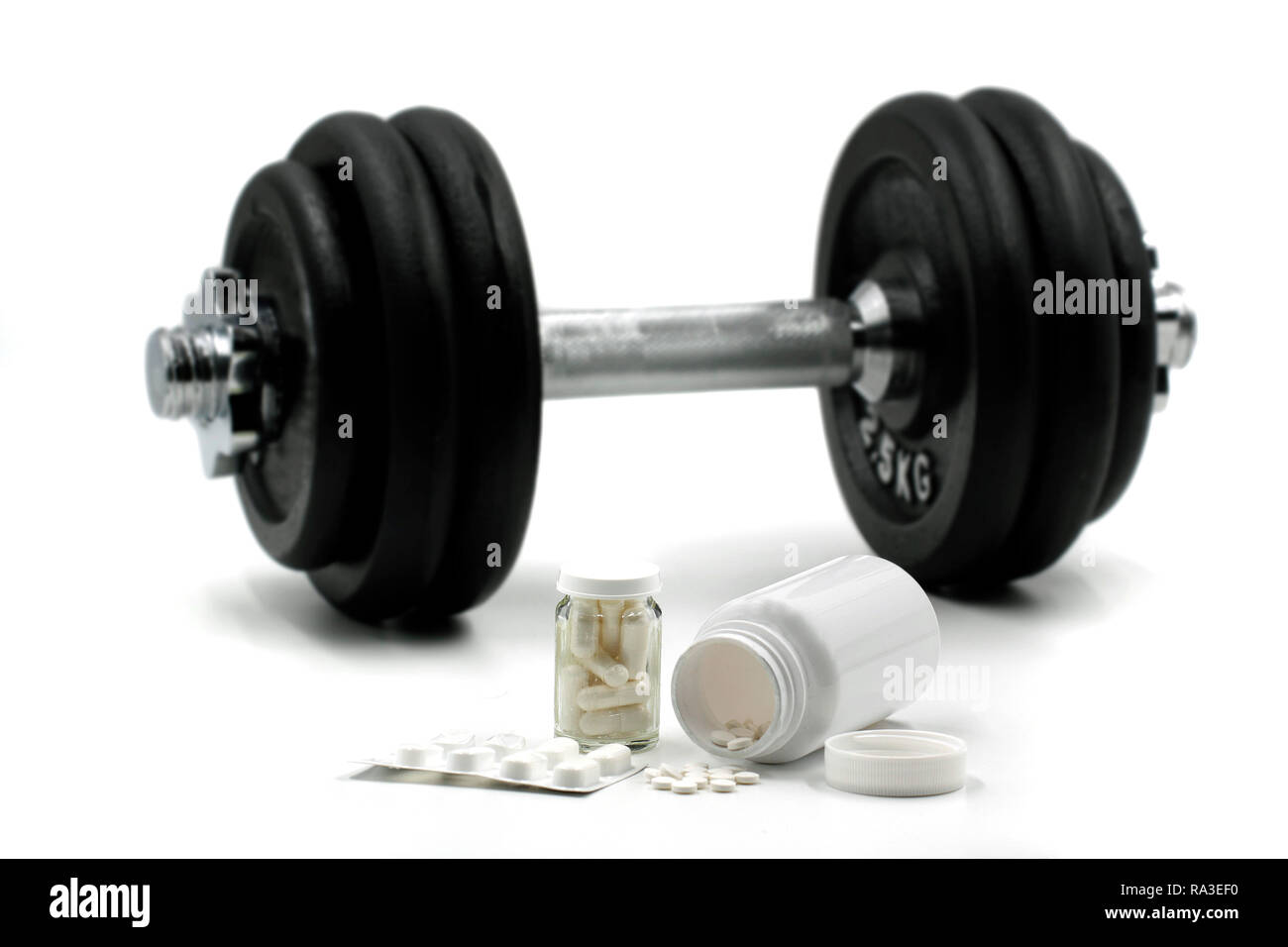 Les suppléments pour sportifs bodybuilding avec haltère sur isolé sur fond blanc Banque D'Images