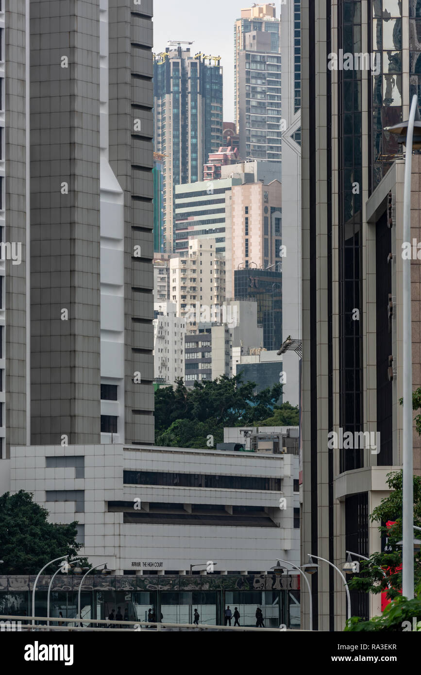 Tour de blocs se bousculent pour l'espace qu'ils s'élever au-dessus du bâtiment de la Haute Cour de Hong Kong sur le Queensway à l'amirauté. Banque D'Images