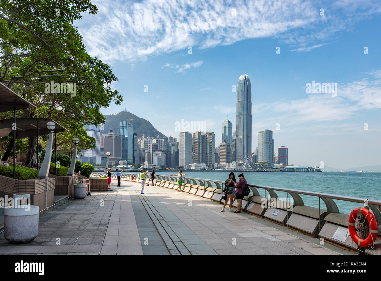 Les tours du Quartier Central à Hong Kong se détachent sur un ciel bleu de novembre Banque D'Images