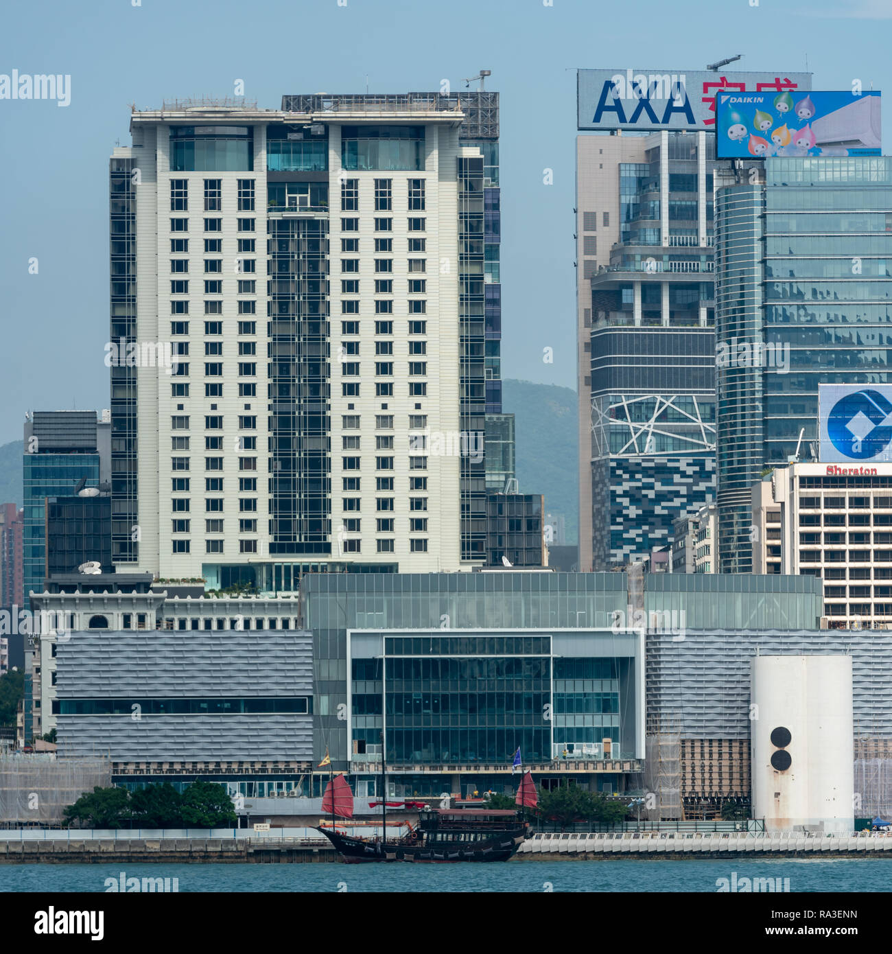 L'Aqua Luna touristiques chinois junk mouillée par le Hong Kong Museum of Art avec les visites guidées de l'hôtel Peninsula et Nathan Road loom passage Banque D'Images