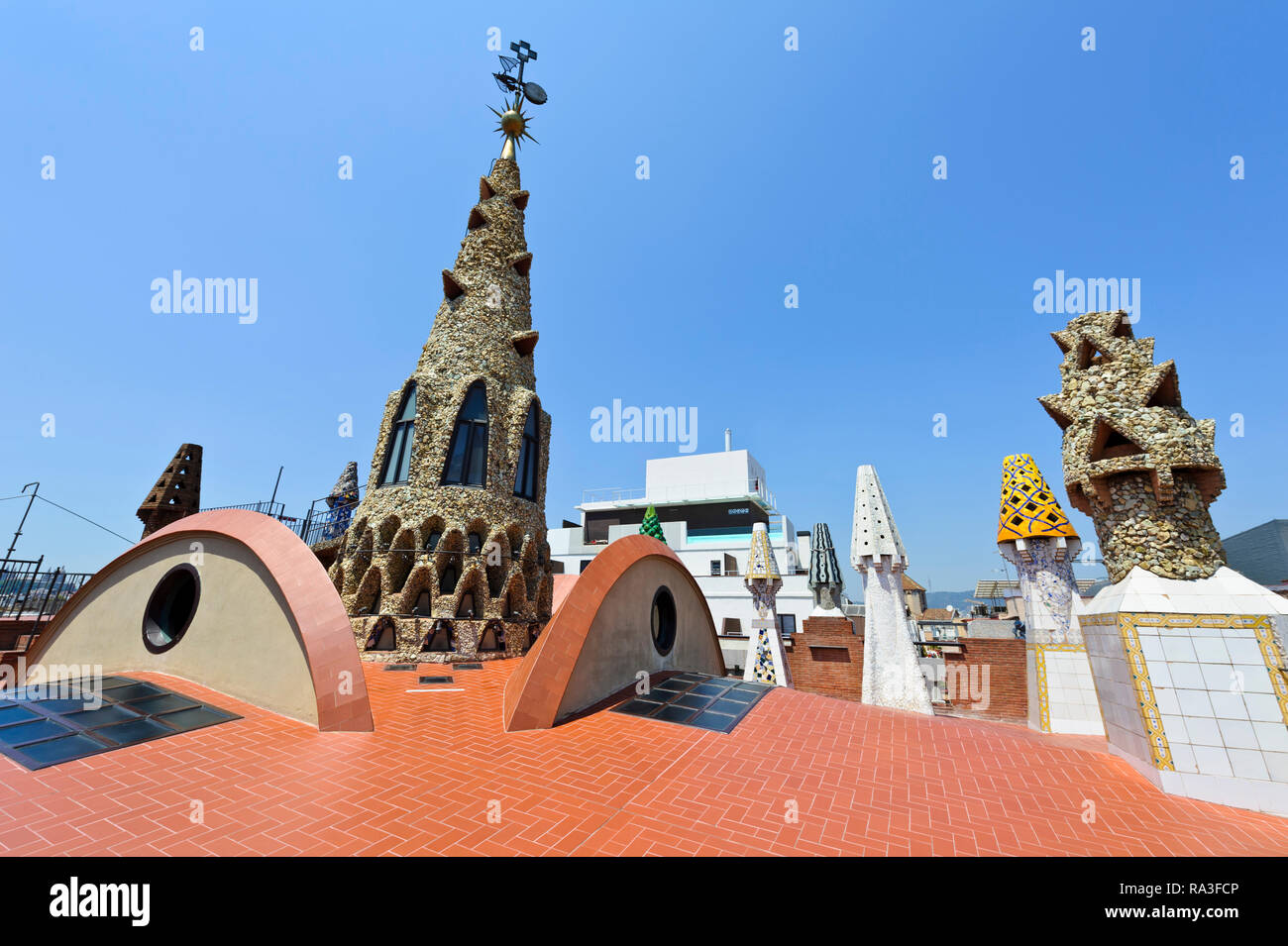 Obélisques colorés sur le toit de la Palau Güell (palais Guell), un manoir conçu par l'architecte Antoni Gaudí. Banque D'Images