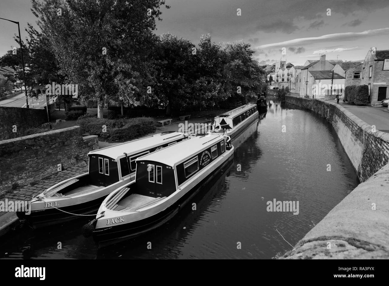 Narrowboats sur le canal de Leeds à Liverpool, ville de Skipton, North Yorkshire, England, UK Banque D'Images