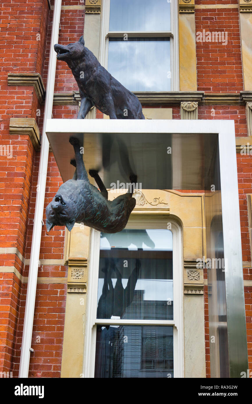 Sculpture en bronze grandeur nature de loups dans le cadre d'une installation sculpturale Inversion appelé par Eldon Garnet, James Cooper Mansion, Toronto, Ontario, Canada Banque D'Images