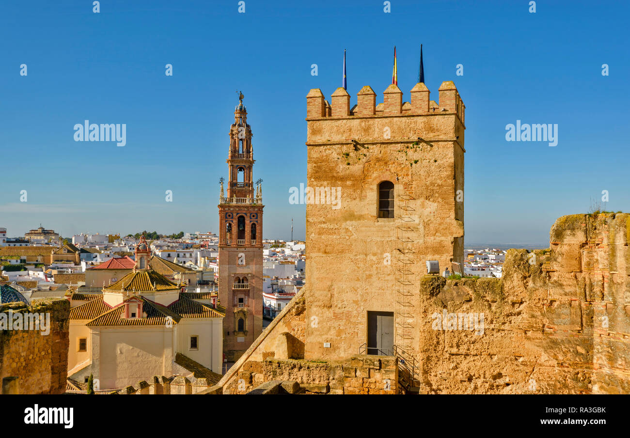 CARMONA ESPAGNE TOUR DE LA FORTERESSE DE LA PORTE DE SÉVILLE ET DE L'ÉGLISE TOUR SEMBLABLE À LA GIRALDA Banque D'Images