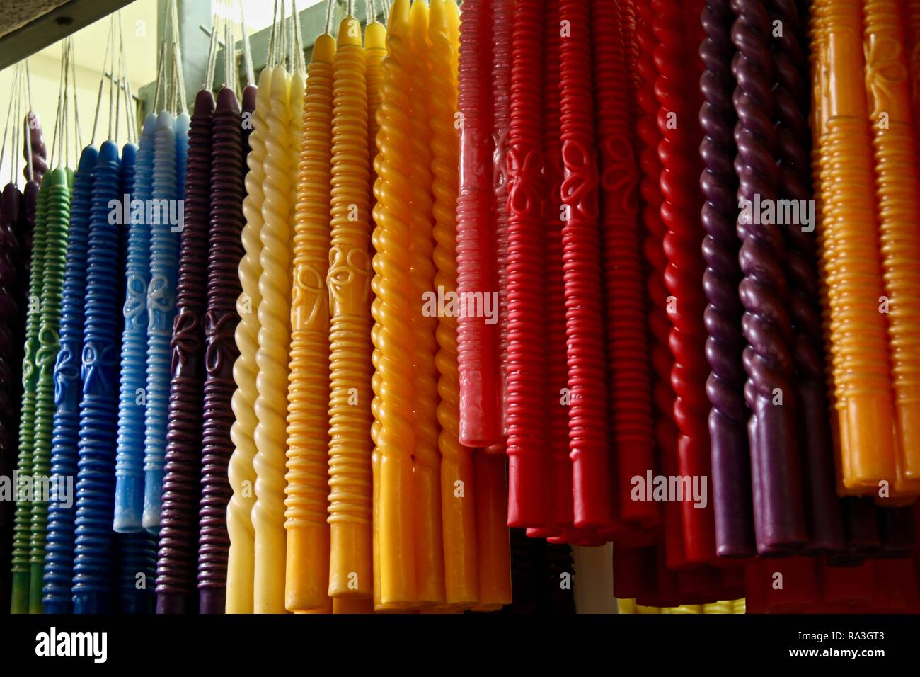 Les décideurs d'une bougie à un marché boutique Antigua plein de couleur et chaque couleur a un sens Banque D'Images