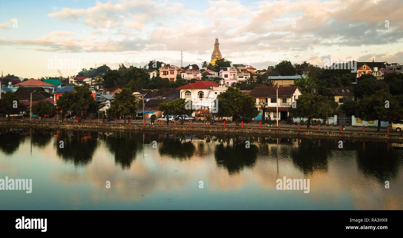 TONG KYAING, MYANMAR - CIRCA DÉCEMBRE 2017 : vue sur le lac de Nong Tung et Wat Noi Naw Kyaing Tong en au coucher du soleil. Banque D'Images