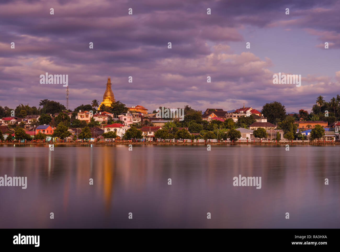 TONG KYAING, MYANMAR - CIRCA DÉCEMBRE 2017 : vue sur le lac de Nong Tung et Wat Noi Naw Kyaing Tong en au coucher du soleil. Banque D'Images