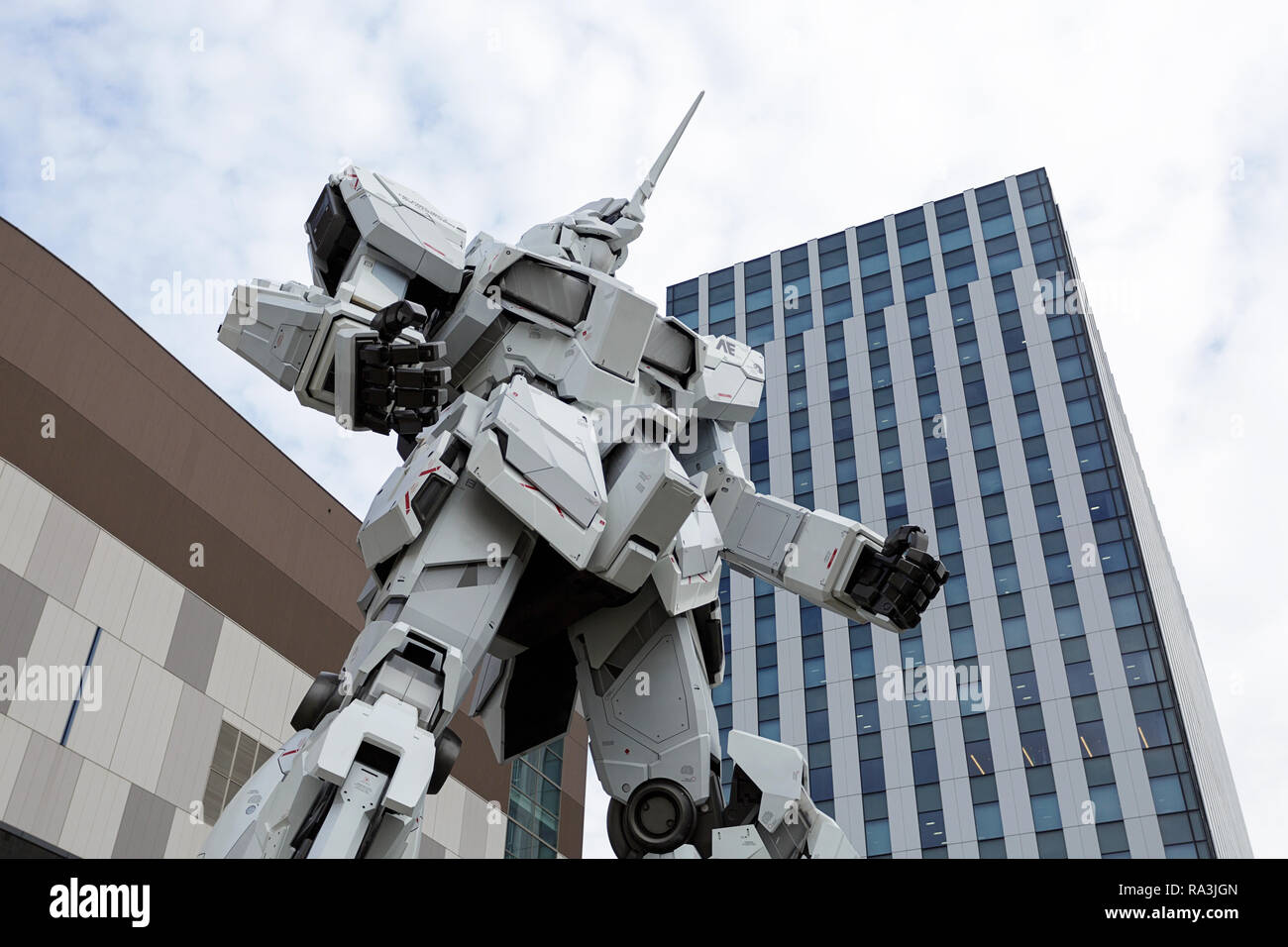 Gundam robot géant lifesize statue devant Diver City, Odaiba, Tokyo, Japon Banque D'Images
