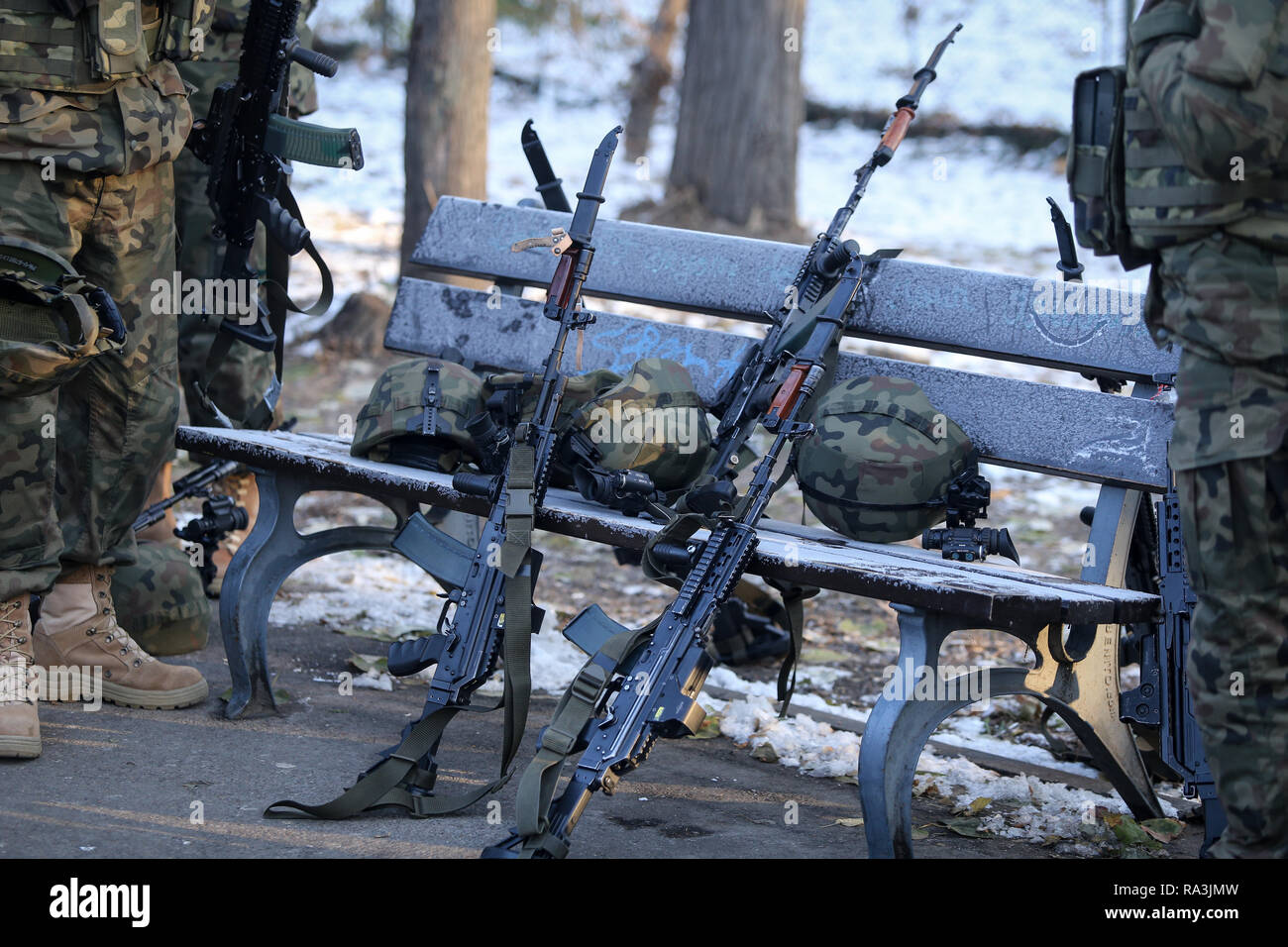 Bucarest, Roumanie - décembre 1, 2018 : Polish Beryl 5,56×45mm fusils d'assaut de l'OTAN avec sites holographique, vertical et de baïonnettes foregrips déposer sur le Banque D'Images