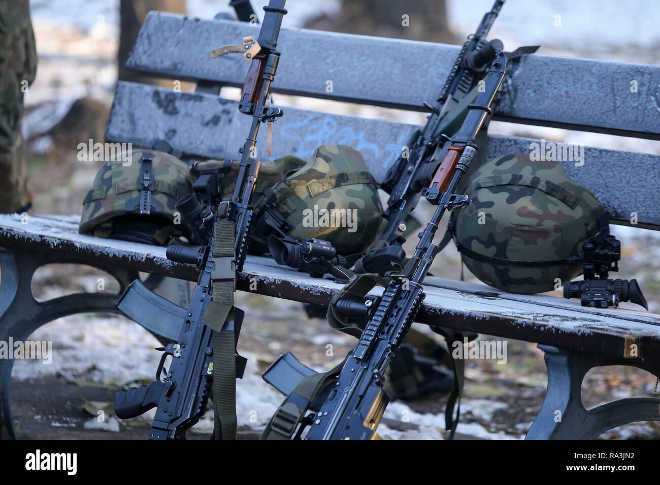 Bucarest, Roumanie - décembre 1, 2018 : Polish Beryl 5,56×45mm fusils d'assaut de l'OTAN avec sites holographique, vertical et de baïonnettes foregrips déposer sur le Banque D'Images