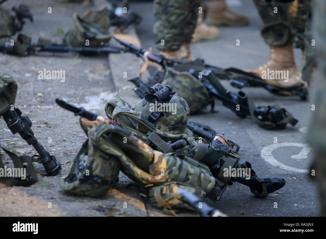 Bucarest, Roumanie - décembre 1, 2018 : Polish Beryl 5,56×45mm fusils d'assaut de l'OTAN avec sites holographique, vertical et de baïonnettes foregrips déposer sur le Banque D'Images
