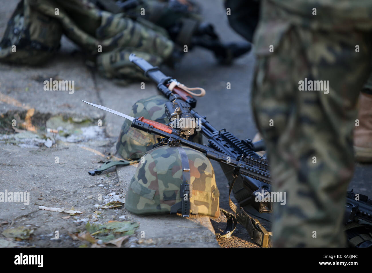 Bucarest, Roumanie - décembre 1, 2018 : Polish Beryl 5,56×45mm fusils d'assaut de l'OTAN avec sites holographique, vertical et de baïonnettes foregrips déposer sur le Banque D'Images