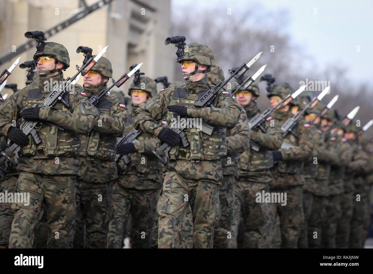 Bucarest, Roumanie - 1 décembre 2018 : des soldats polonais avec des caméras sur les casques et armés de fusils d'assaut Beryl (sites, vertical foreg holographique Banque D'Images