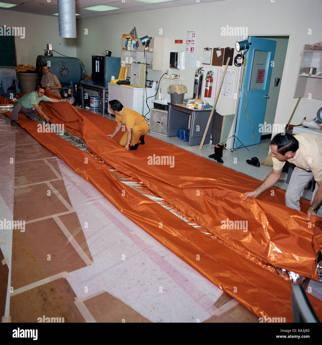 (18 mai 1973) --- ouvriers dans le GE Building en face du Centre spatial Johnson de plier un parasol en forme de voile cours de fabrication d'une utilisation possible comme un écran solaire pour l'atelier orbitale Skylab (OWS). Banque D'Images