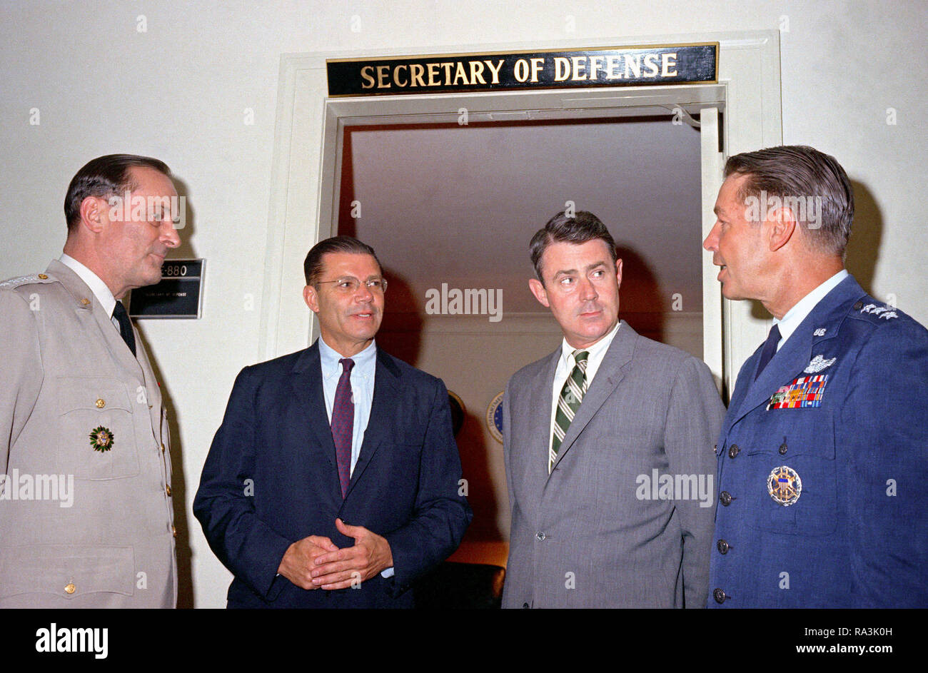 Le secrétaire à la Défense Robert S. McNamara tient une conférence spontanée en dehors de son bureau au Pentagone. De gauche à droite : Général Earle G. Wheeler, USA, président, Comité des chefs d'état-major (JCS) ; McNamara, vice-ministre de la Défense Cyrus R. Vance ; et le Lieutenant-général David A. Burchinal, USAF, directeur de l'état-major interarmées, de JCS. Banque D'Images