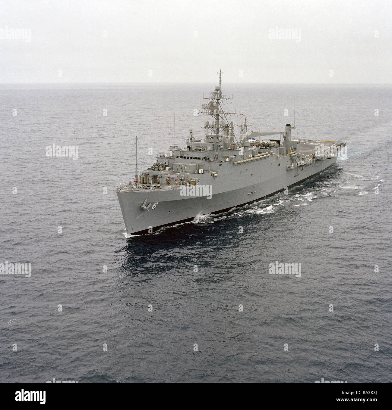 1977 - Une antenne avant bâbord vue du quai de transport amphibie USS DULUTH LPD (6) en cours. Banque D'Images