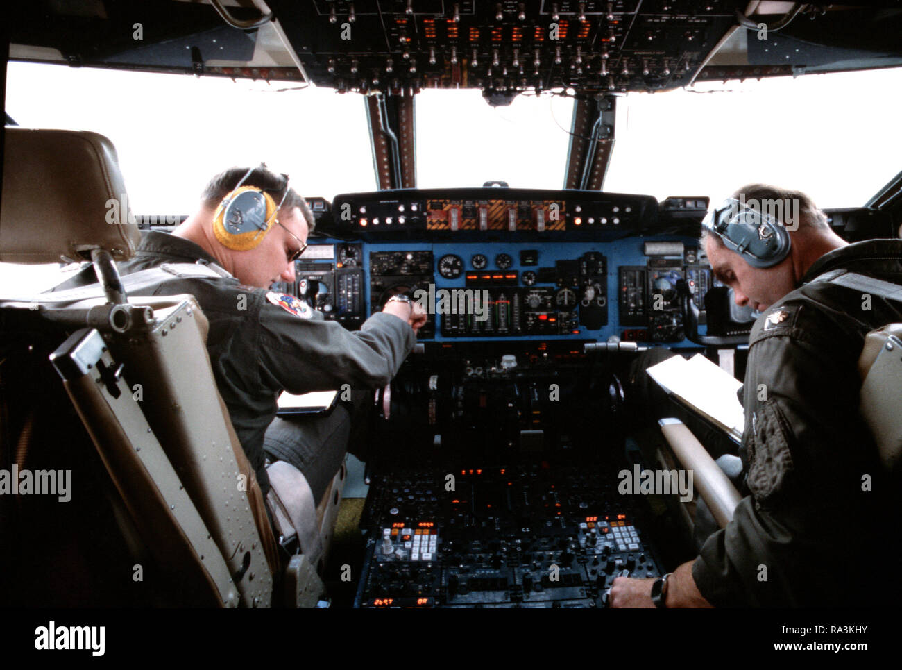1979 - Un pilote et copilote d'exploiter la nouvelle triple système de navigation à inertie (INS) dans le cockpit d'un C-5A Galaxy avion pendant la galaxie VOLANT programme. Banque D'Images
