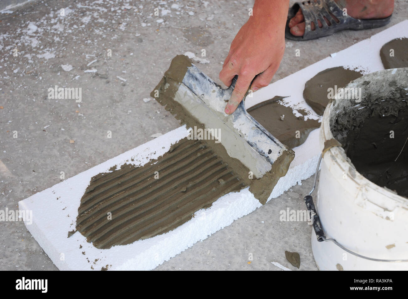 Isolation en mousse. Installer des travailleurs avec le béton mousse Banque D'Images