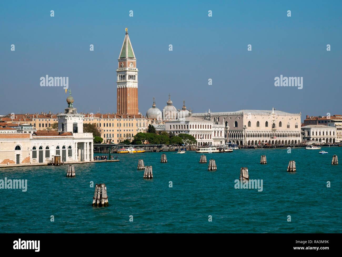 Vue de la Place Saint Marc, la Piazza San Marco, avec le Palais des Doges, Le Campanile et le Palais des Doges, Venise, Vénétie, Italie Banque D'Images