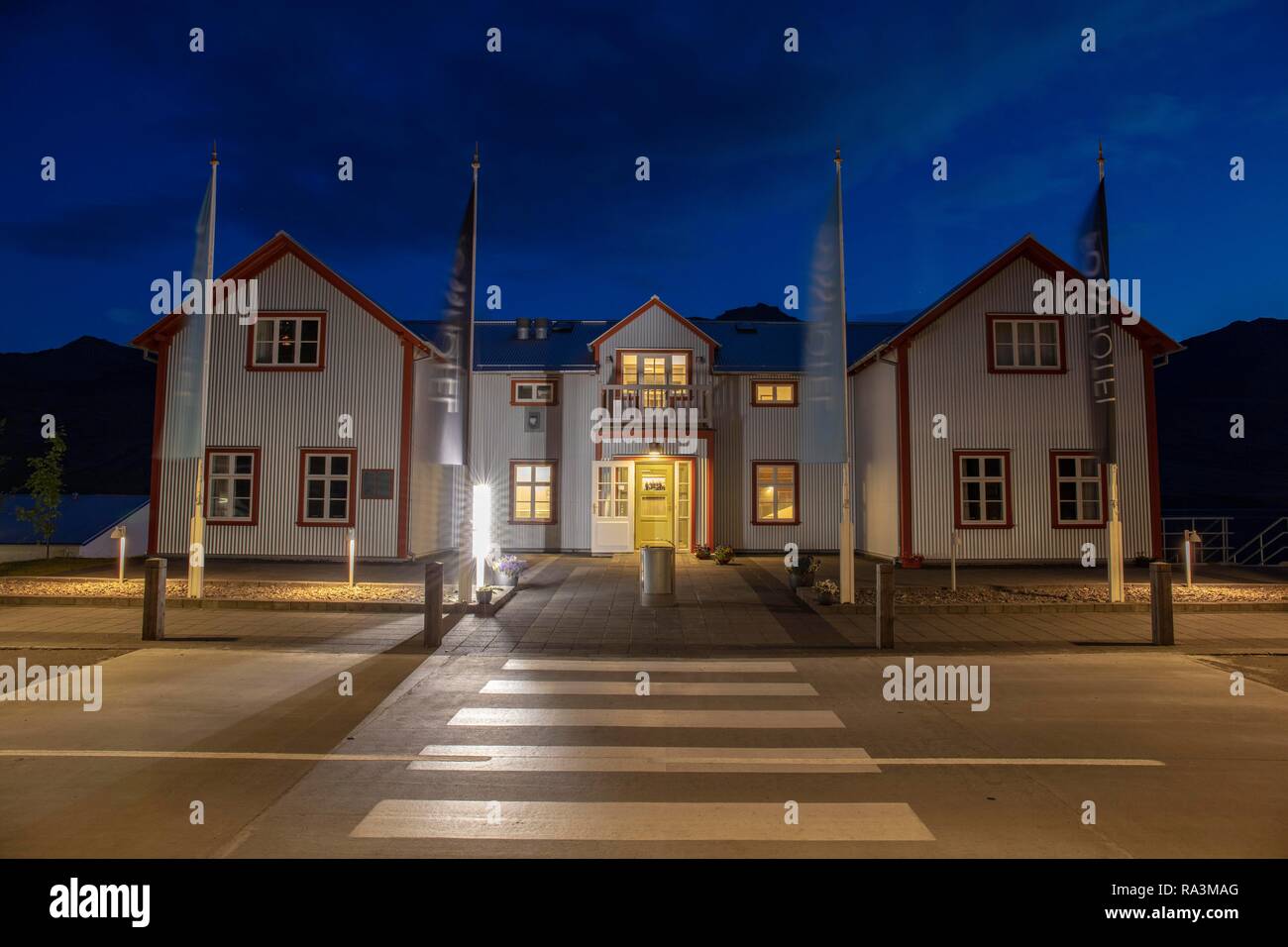 Le Fosshotel Eastfjords, photo de nuit, Fáskrúðsfjörður, Ostfjorde, Islande  Photo Stock - Alamy