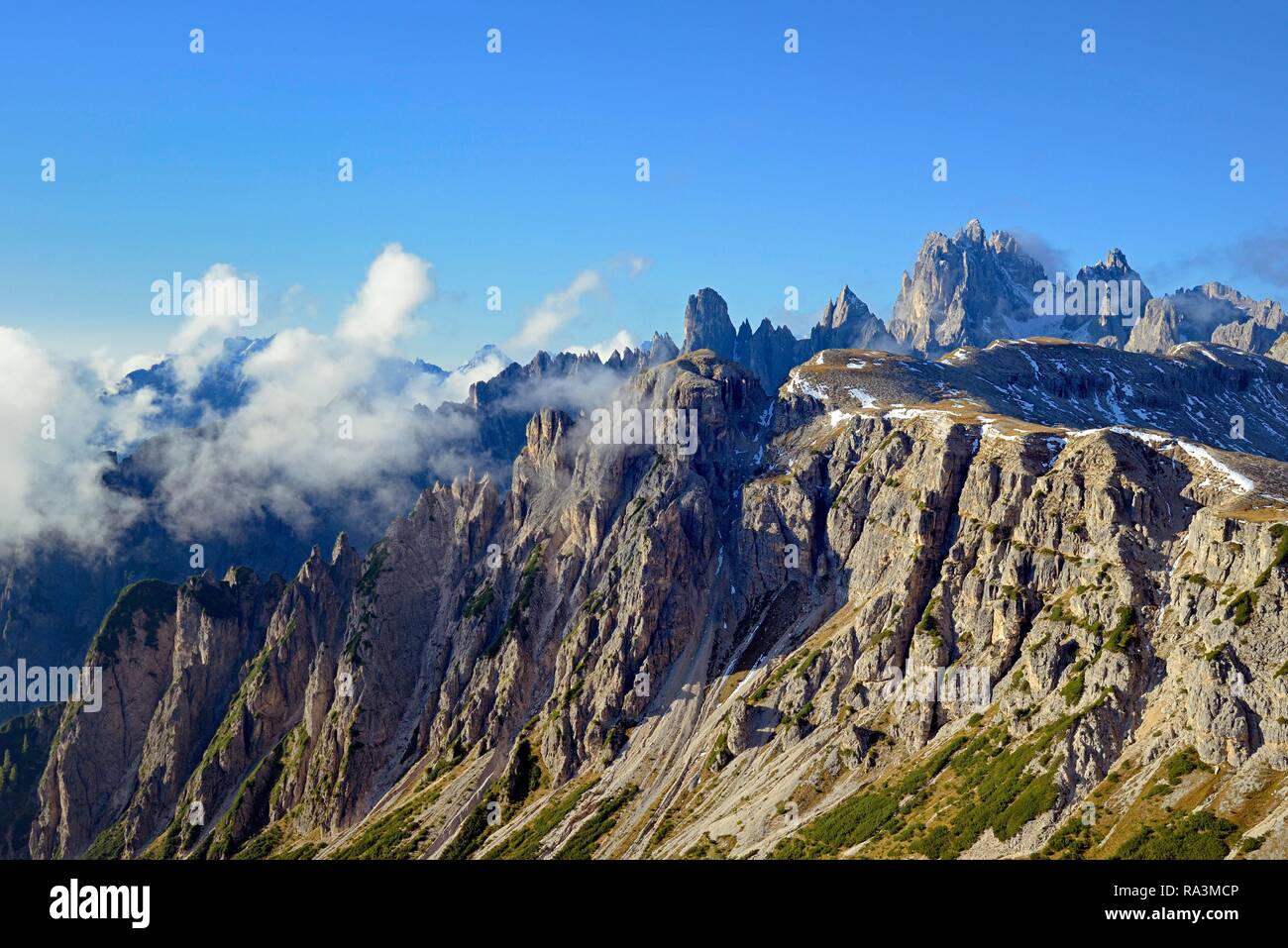 Vue sur la vallée Vallon di Lavaredo sur la montagne Cadini di Misurina, groupe Cadini, Dolomites de Sexten, le Tyrol du Sud Banque D'Images