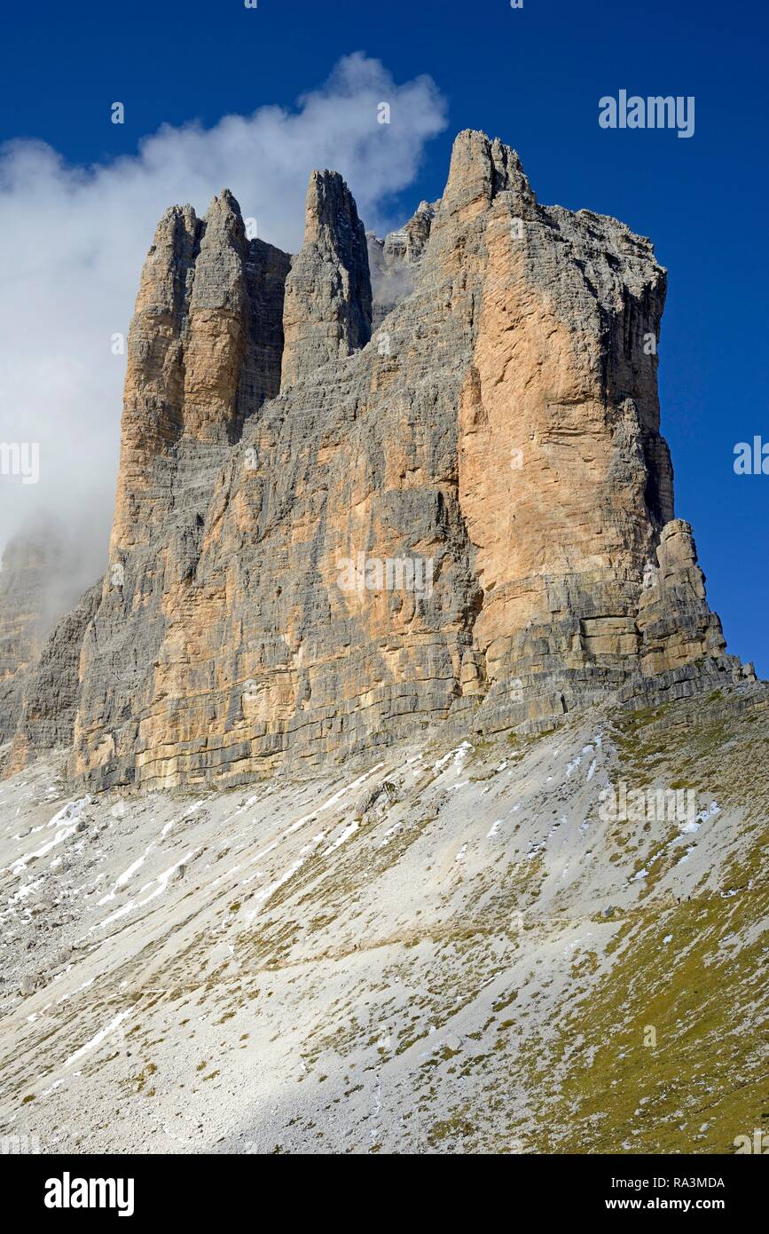 Trois Cimes de Lavaredo visages du sud avec des nuages, ciel bleu, Dolomites de Sexten, Province du Tyrol du Sud, Haut-adige, Italie Banque D'Images