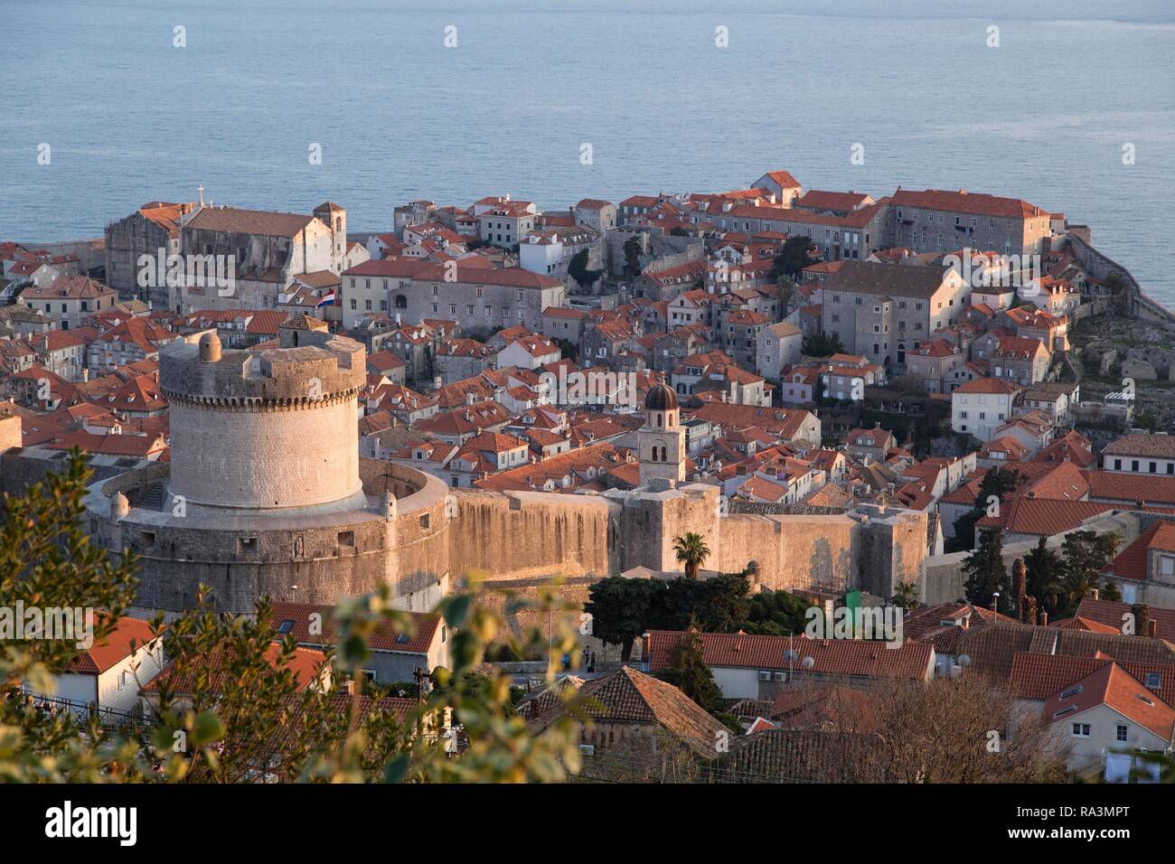 Vue sur la vieille ville avec mur de ville, Dubrovnik, Croatie Banque D'Images
