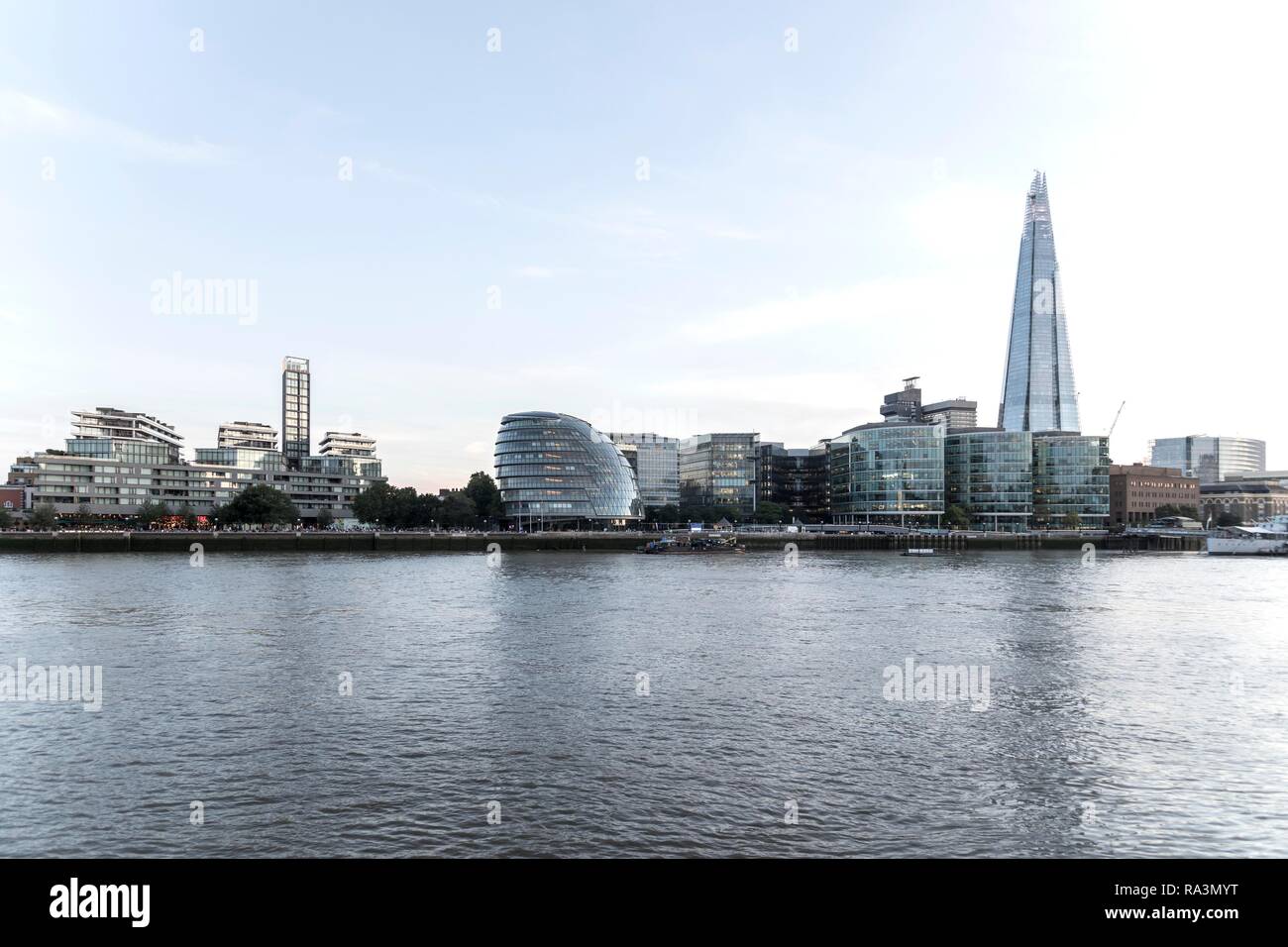 Tamise avec l'Hôtel de Ville et le gratte-ciel Shard, Londres, Grande-Bretagne Banque D'Images