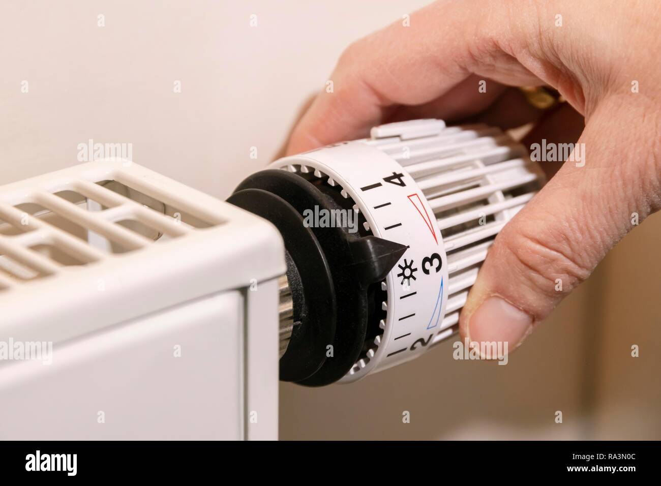 Règle la température à la main d'un thermostat du chauffage, Bavière, Allemagne Banque D'Images