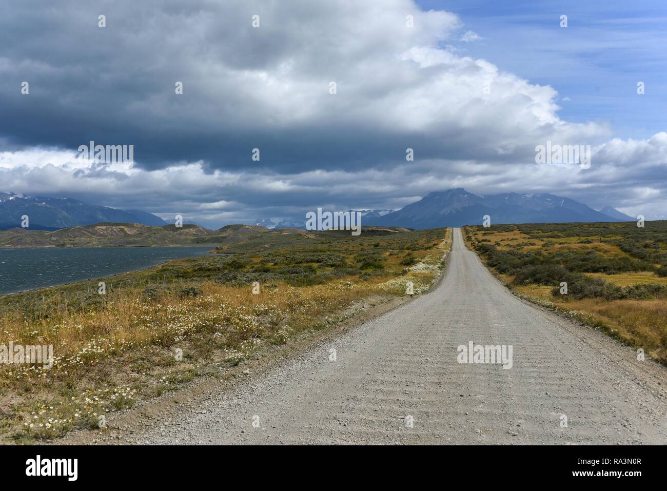 Chemin de fer ondulé Carretera Austral, chemin de terre, gravier, Ruta Nacional 9 à l'échelle du paysage, près de Puerto Natales Banque D'Images