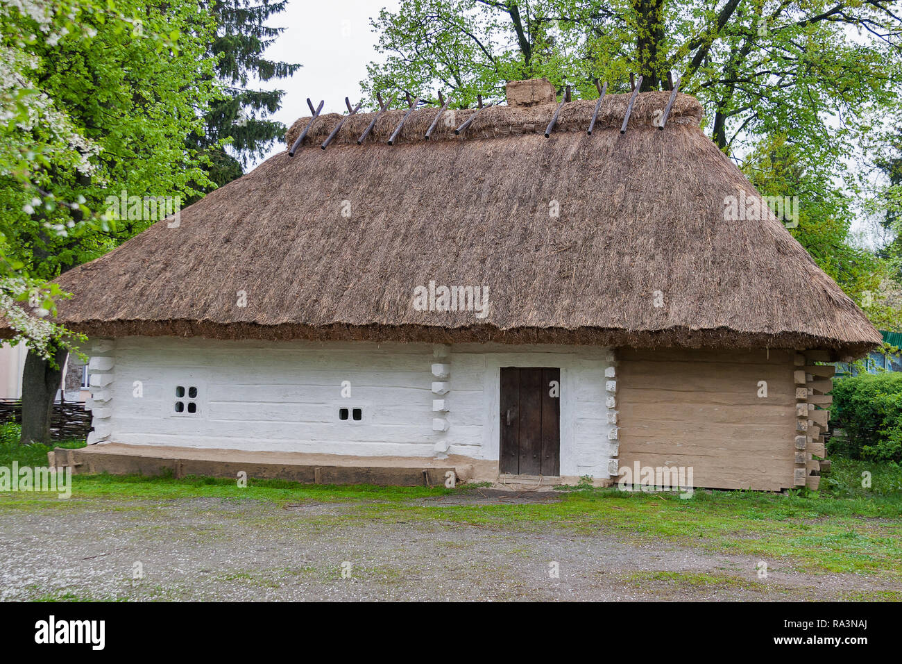 Ancien traditionnel rural ukrainien maison en bois avec toit triangle de paille Banque D'Images