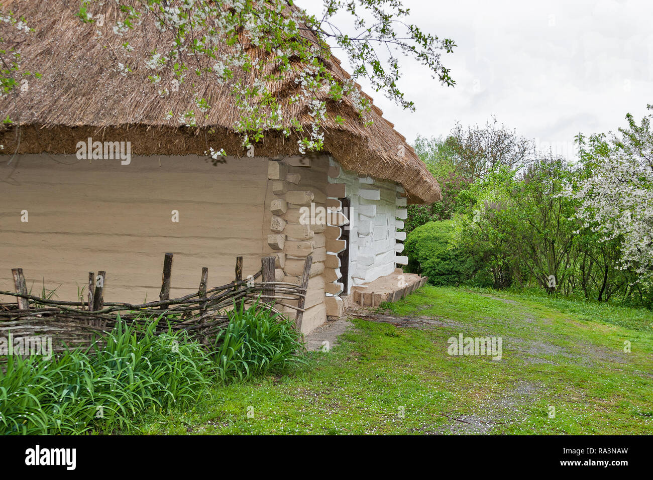Ancien traditionnel rural ukrainien maison en bois avec toit triangle de paille Banque D'Images