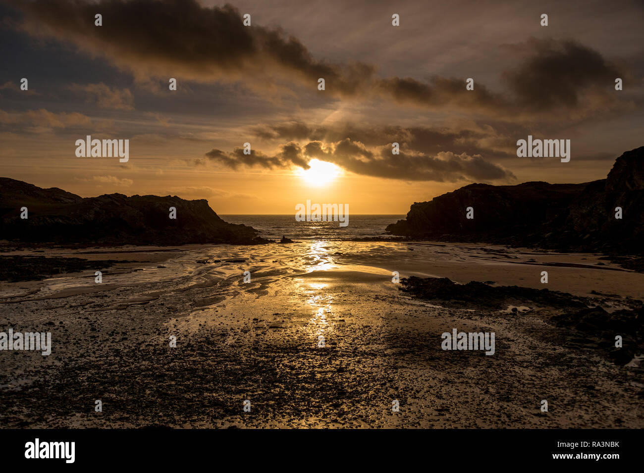 Coucher de soleil sur la mer à Porth Dafarch, Anglesey, au nord du Pays de Galles Banque D'Images