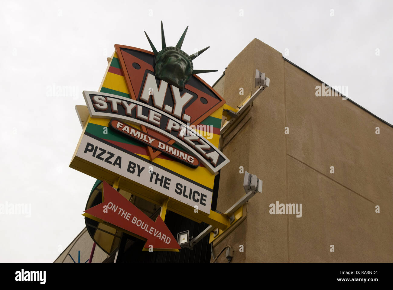 New York par la tranche de pizza style Restaurant Sign USA. Banque D'Images