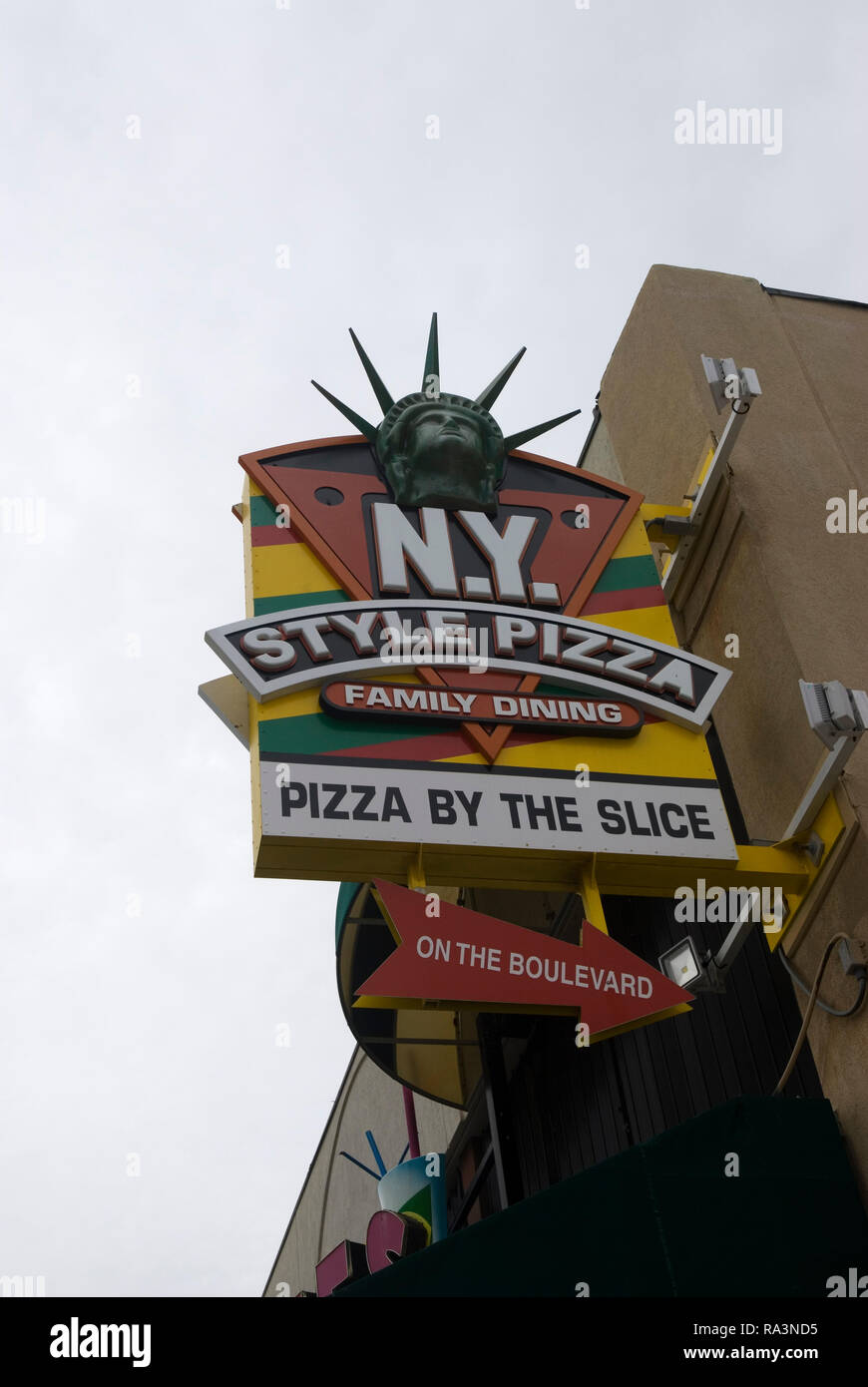 New York par la tranche de pizza style Restaurant Sign USA. Banque D'Images