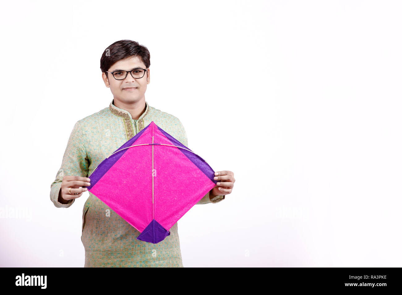 Jeune Indien man holding kite dans la main Banque D'Images