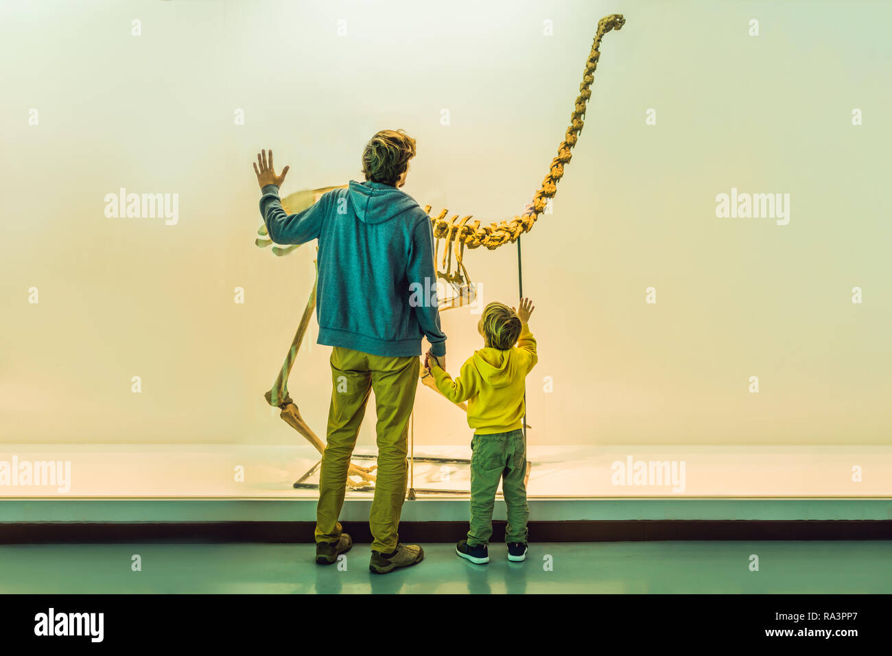 Beijing, Chine, 16 Octobre 2018 : Papa et le garçon regardant squelette de dinosaure dans museum Banque D'Images